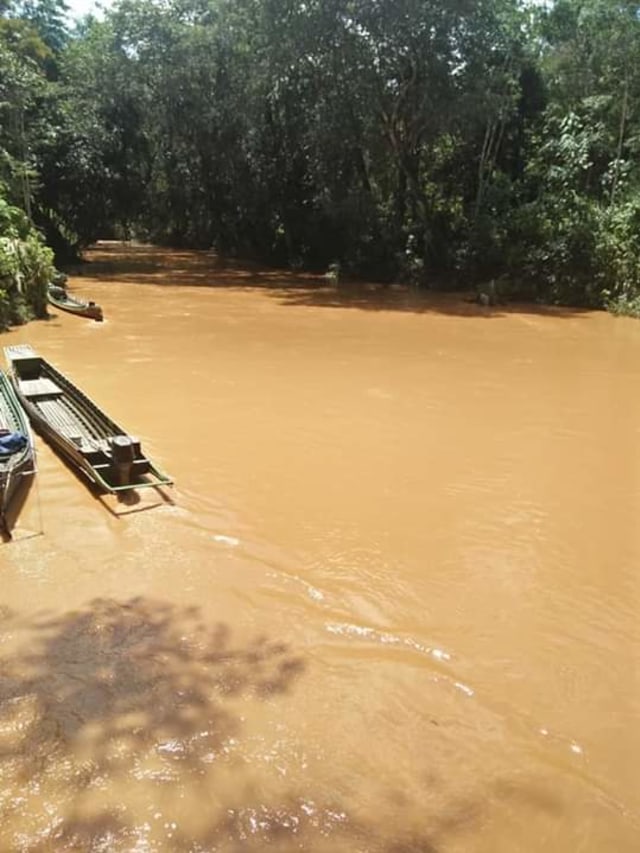 Sungai yang keruh akibat longsor Bukit Momuluk, akibatnya warga kesulitan air bersih. Foto: Dok. BPBD Sintang