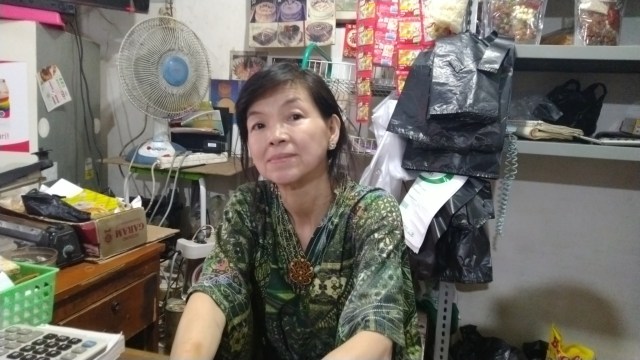 Susanna Indrayani di tokonya di Teluk Gong, Penjaringan, Jakarta Utara, Rabu (4/3). Foto: Fachrul Irwinsyah/kumparan