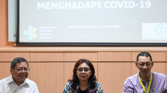 Direktur Utama RSUP Persahabatan Rita Rogayah (tengah) memberikan keterangan pers terkait virus corona di RSUP Persahabatan, Jakarta, Rabu (4/3). Foto: ANTARA FOTO/Hafidz Mubarak A