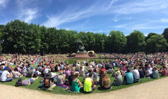 Suasana menonton konser musik klasik Chopin di Taman Lazienki, Warsawa, Polandia. Sumber: koleksi pribadi