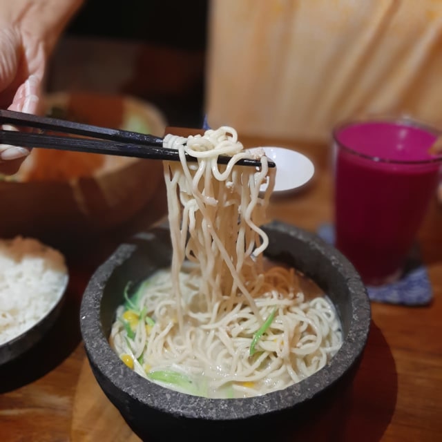 Ilustrasi ramen dengan kuah miso. Foto: Azalia Amadea/Kumparan