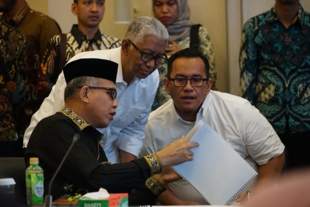 Plt Gubernur Aceh Nova Iriansyah bersama Helvizar Ibrahim dan Teuku Ahmad Dadek pada Rakor RKP 2021 di Bappenas, Jakarta, Rabu (4/3). Foto: Dok. BPPA 