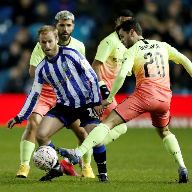 Pemain Manchester City, Bernardo Silva, mengawal pemain Sheffield Wedensday. Foto: Reuters/Lee Smith