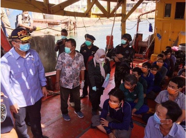 Menteri KKP, Edhy Prabowo menyaksikan sejumlah nelayan Vietnam yang ditangkap karena illegal fishing di Laut Natuna Utara. (Foto: Margaretha/batamnews)
