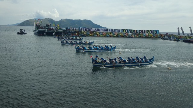 Masyarakat antusias merihakan acara lomba dayung di Pantai Ake Doe, Tomalou Tidore dalam Festival Kampung Nelayan Tomalou 2020. Foto: Evka Mawar Putri/cermat