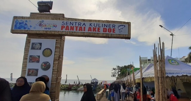 Sentra Kuliner Pantai Ake Doe pada Festival Kampung Nelayan Tomalou 2020. Foto: Faris Bobero/cermat