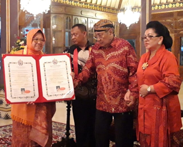 Wali Kota Surabaya, Tri Rismaharini, menerima gelar bangsawan Keraton Surakarta. Foto: Istimewa