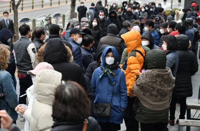 Warga Korea Selatan di tengah wabah virus corona. Foto: AFP/Jung Yeon-je 