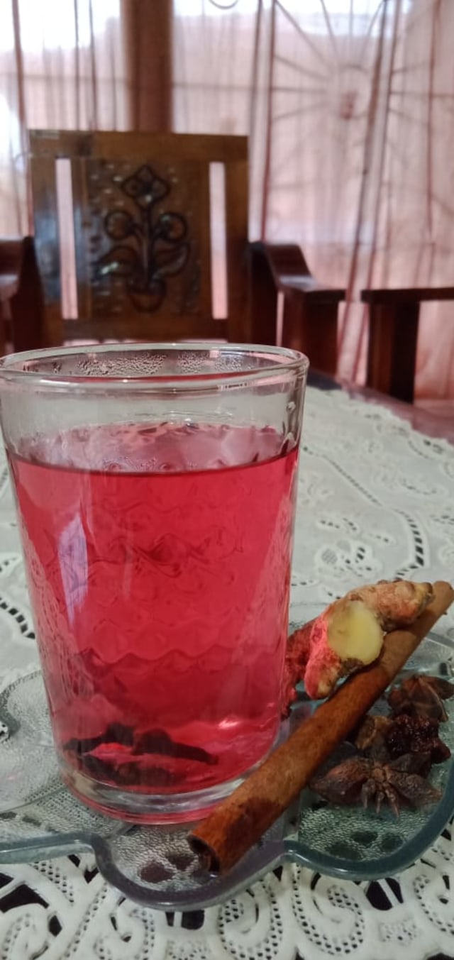 Air serbat, minuman tradisional khas Melayu di Kalbar. Foto: Della Putri