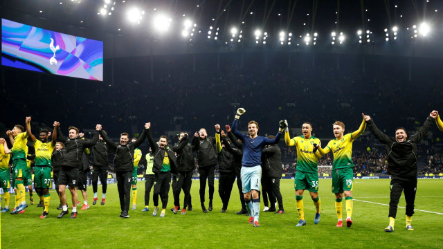 Para pemain Norwich merayakan kemenangan atas Tottenhama. Foto: Reuters/Peter Cziborra