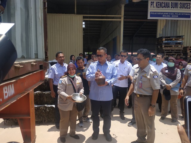 Menteri KKP, Edhy Prabowo saat mengunjungi salah satu unit usaha rumput laut. Foto: Rega/kepripedia.com