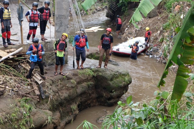 Proses pencarian siswa SMP An-Nur yang terseret arus Sungai Kalimanten, Malang, Rabu (4/3/2020). (Foto: Rizal Adhi Pratama)