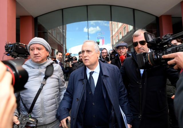 Presiden Lazio, Claudio Lotito, usai pertemuan darurat Serie A untuk membahas virus corona. Foto: Reuters/Alberto Lingria