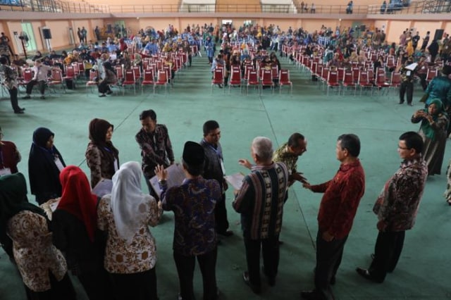 Suasana penyerahan SK kenaikan pangkat dan pensiunan bagi para ASN se-Aceh di Banda Aceh, Kamis (5/3/2020). Foto: Suparta/acehkini