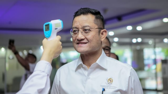 Menteri Sosial RI Juliari P Batubara menjalani pemeriksaan untuk mencegah penyebaran virus corona.  Foto: Dok. Biro Hubungan Masyarakat Kementerian Sosial