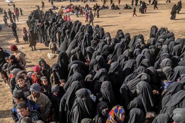 Warga sipil Negara Islam (IS) saat dievakuasi di provinsi timur Suriah Deir Ezzor pada 5 Maret 2019. Foto: AFP/Bulent KILIC