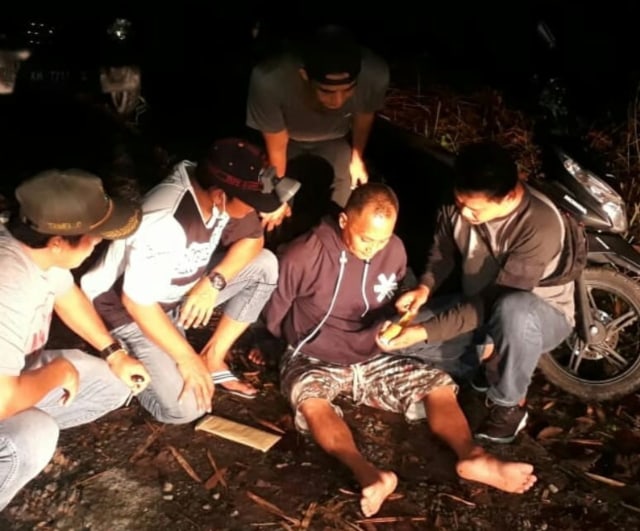 Pelaku pengedar sabu saat diringkus anggota Satres Narkoba Polres Kobar. (Foto: HHums Polres Kobar)