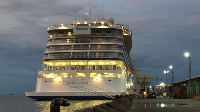 Proses muat logistik dari dermaga Pelabuhan Tanjung Emas Semarang ke Kapal Pesiar Viking Sun.  Foto: Afiati Tsalitsati/Kumparan