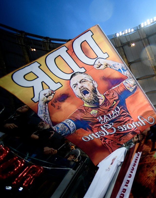 Banner bergambar Daniele De Rossi di Stadio Olimpico Roma. Foto: AFP/Filippo Monteforte