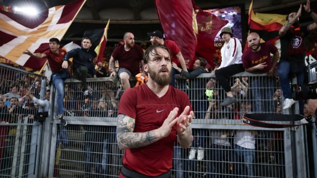 Daniele De Rossi bersama tifosi AS Roma di Curva Sud Stadio Olimpico. Foto: AFP/Isabella Bonotto