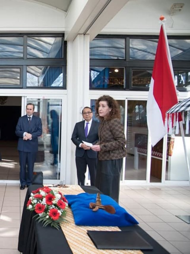 Prosesi penyerahan keris Diponegoro dari Pemerintah Belanda kepada Duber Indonesia untuk Belanda, I Gusti Agung Wesaka Puja di KBRI Den Haag, Belanda. Foto: Dok. KBRI 