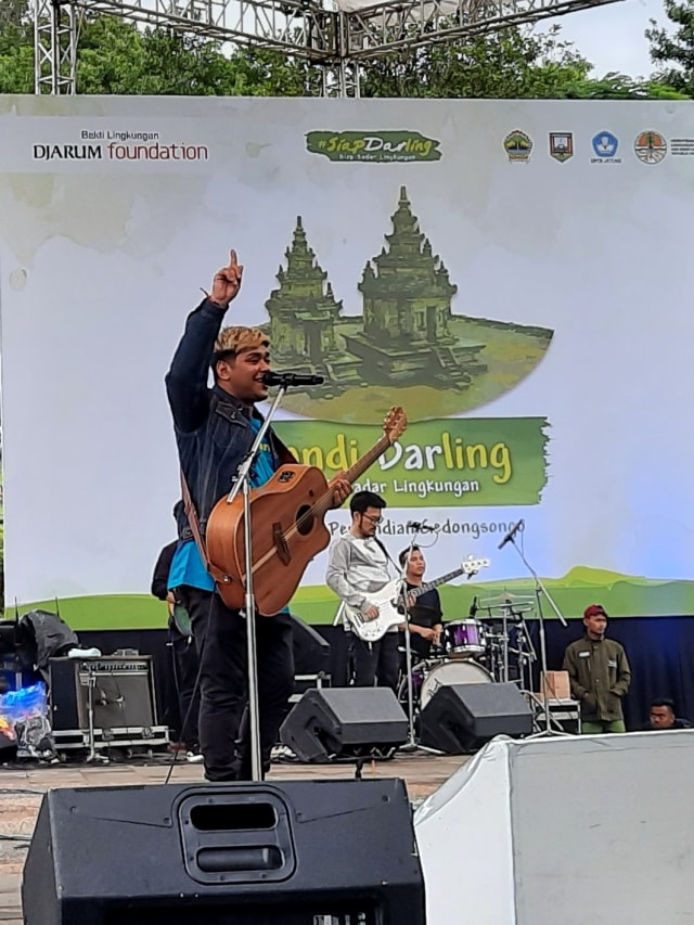 Penampilan Abdul Idol di acara Siap Sadar Lingkungan (Siap Darling) di kawasan percandian Gedong Songo, Semarang, Jawa Tengah, Kamis (5/3). Foto: Maria Gabrielle Putrinda/kumparan
