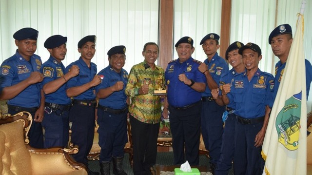 Foto bersama Wali Kota Palu, Hidayat, dengan Tim Damkar dan Penyelamatan Kota Palu, Sulawesi Tengah. Foto: Humas Pemkot Palu