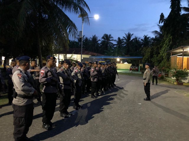 Personil Brimob mengadakan apel kesiapan sebelum berangkat menuju Kabupaten Flores Timur, Kamis (5/3/2020) malam. Foto: istimewa. 