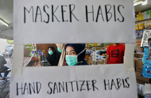 Petugas apotek memasang tanda stok masker habis, di kawasan pusat penjualan obat-obatan dan alat kesehatan Tarandam, Padang, Sumatera Barat, Selasa (3/3/2020). Foto: ANTARA FOTO/Iggoy el Fitra