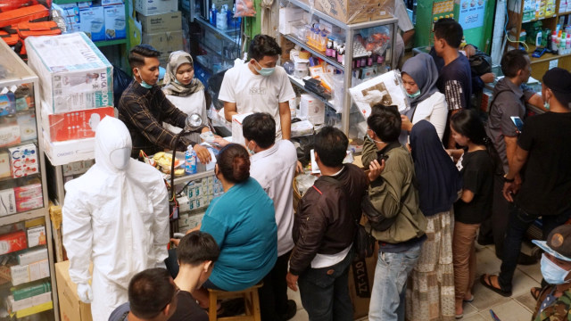Para pengunjung di salah satu kios penjual masker di Pasar Pramuka. Foto: Helmi Afandi Abdullah/kumparan