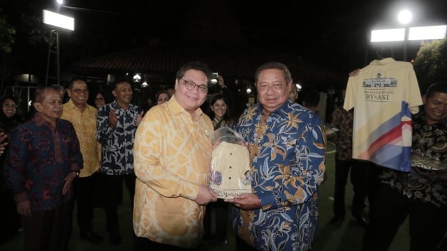 Ketua Umum Partai Golkar Airlangga Hartarto bertemu dengan Ketua Umum Partai Demokrat Susilo Bambang Yudhoyono di Cikeas, Bogor. Foto: Dok. Abror rizki/Demokrat