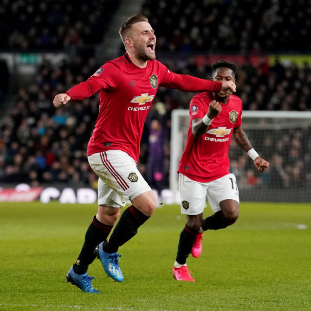 Pemain Manchester United, Luke Shaw, merayakan gol ke gawang Derby County. Foto: Andrew Yates/Reuters