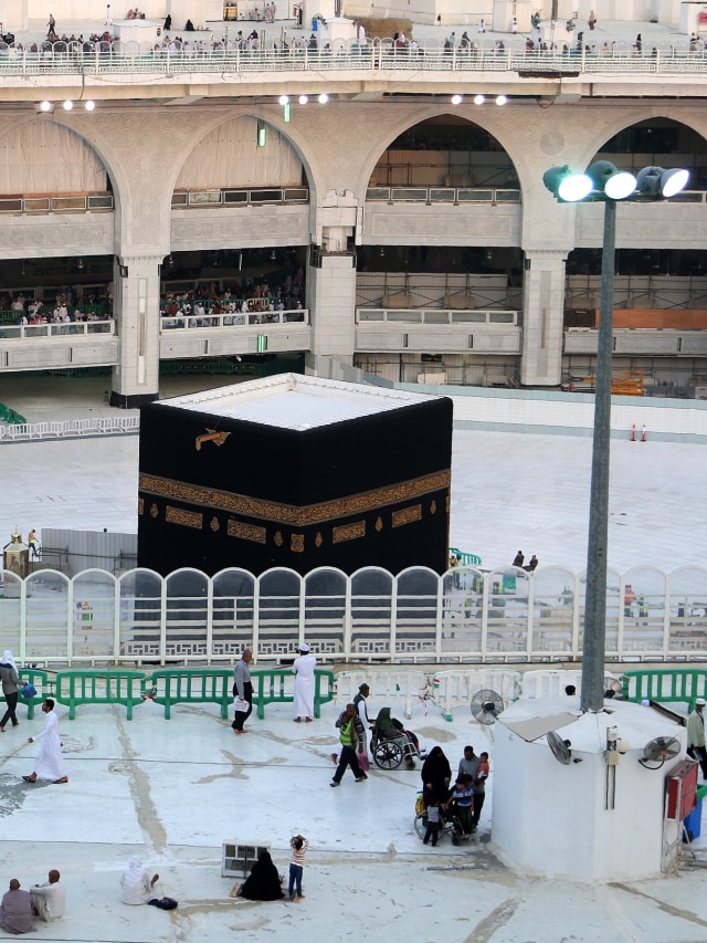 Sejumlah jemaah berjalan di area sekitar Ka'bah di dalam Masjidil Haram, Arab Saudi, Kamis (5/3). Foto: AFP/ABDEL GHANI BASHIR