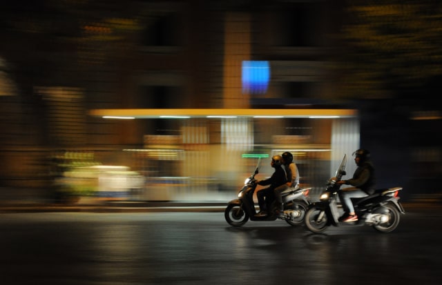 Ilustrasi Berkendara motor malam hari. Foto: Dok. PxHere