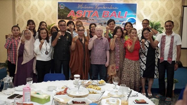 Pengurus ASITA Bali berfoto bersama dengan Wakil Bupati Kabupaten Kepulauan Sitaro pada malam keakraban yang diselenggarakan di Siau