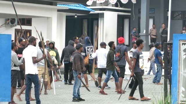 Sekelompok warga mengamuk di Kantor Bupati Waropen. (BumiPapua.com/Agies Sitanggang)