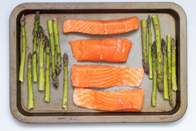Ilustrasi salmon makanan penyubur kandungan agar cepat hamil Foto: Unsplash