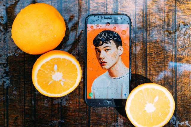 Illustrasi Smartphone tahan air. Photo by Neko Tai on Unsplash