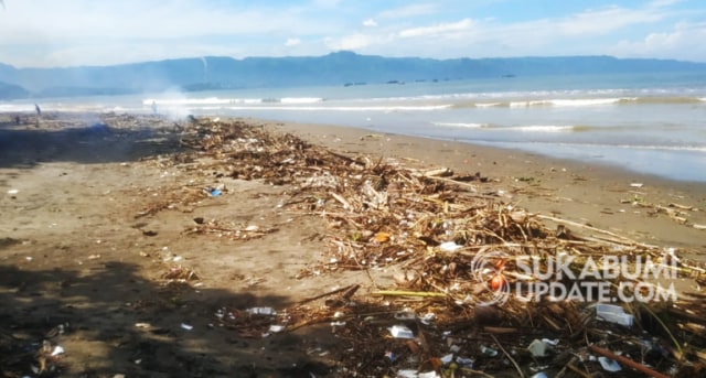 Sampah menumpuk di sepanjang Pantai Muara Citepus, Desa Citepus, Kecamatan Palabuhanratu, Kabupaten Sukabumi. | Sumber Foto:Nandi