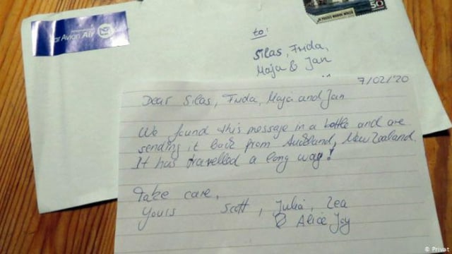Surat dari keluarga penemu pesan dalam botol di Selandia Baru kepada keluarga pelempar pesan dalam botol di Jerman. Foto : DW.com