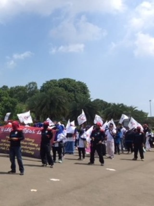 Massa buruh perempuan menggelar unjuk rasa di depan Istana Negara, Jakarta. Foto: Andesta Herli Wijaya/kumparan