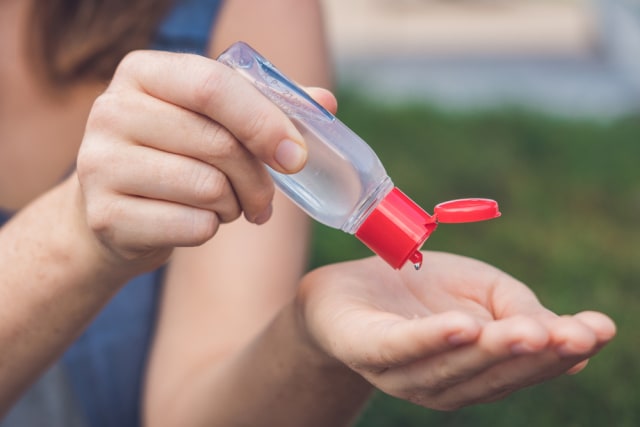 Ilustrasi menggunakan hand sanitizer. Foto: Shutterstock