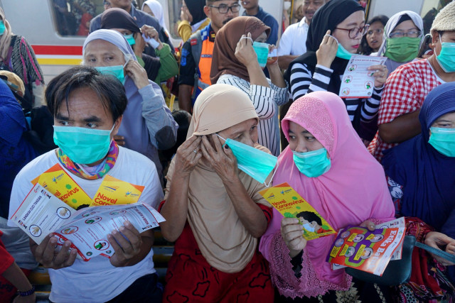 Para penumpang KAI mengenakan masker pada sosialisasi pencegahan corona di Stasiun Depok, Jumat (6/3). Foto: Nugroho Sejati/kumparan