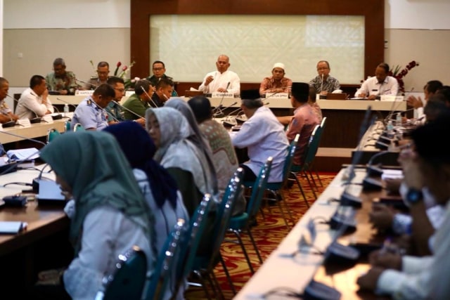 Rapat koordinasi membahas langkah-langkah Pemerintah Aceh dalam mengantisipasi wabah Virus Corona bersama Forum Koordinasi Pimpinan Daerah (Forkopimda), di Kantor Gubernur Aceh, Jumat, (6/3/2020). Foto: Humas Aceh