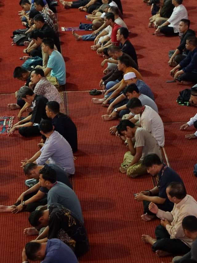 Jemaah melaksanakan ibadah salat Jumat di Masjid Istiqlal, Jakarta, Jumat (6/3). Foto: Jamal Ramadhan/kumparan 
