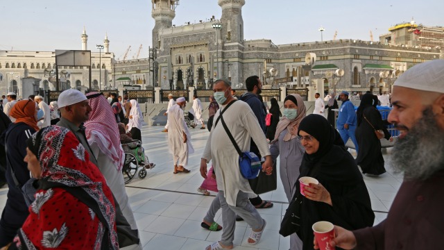 Jemaah mengenakan masker di Masjidil Haram di kota suci Makkah Arab Saudi. Foto: AFP/ABDEL GHANI BASHIR