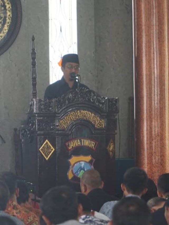Ustaz Yusuf Mansur saat Khutbah di Masjid Polrestabes Surabaya. Foto: Yuana Fatwalloh/kumparan