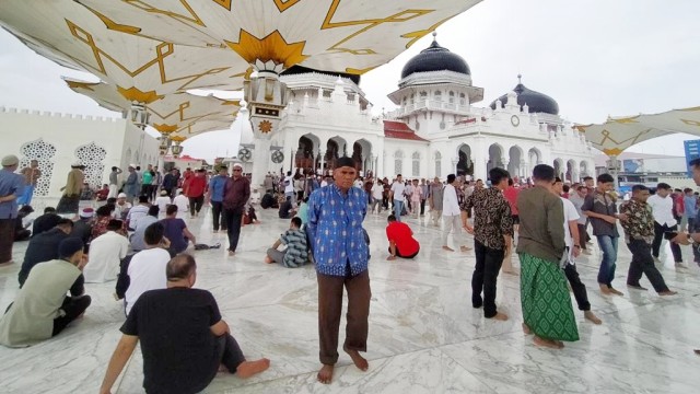 Jemaah melaksanakan ibadah salat Jumat di Masjid Raya Baiturrahman, Banda Aceh, Jumat (6/3).  Foto: Zuhri Noviandi/kumparan