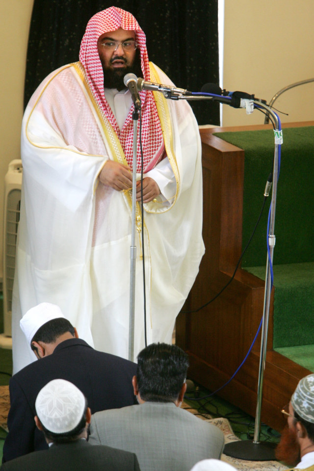 Sheikh Abdur Rehman Al-Sudais saat memimpin salat jumat di Masjid pusat Muslim di London. Foto: AFP/ODD ANDERSEN