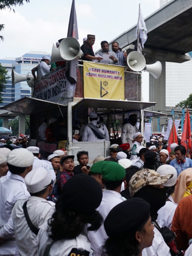 Massa aksi bela muslim menggelar unjuk rasa di depan Kedutaan Besar India, Jalan Rasuna Said, Jakarta, Jumat (6/3). 
 Foto: Jamal Ramadhan/kumparan 